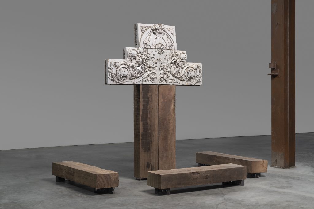 Theaster Gates: 


Theaster Gates, A Cross Between Finance and Pastoral Care, 2017, terracotta, maggia gneiss, iron plate, Louis Sullivan building fragment, and wood. © Theaster Gates. Courtesy Theaster Gates. Photo by Julian Salinas.



