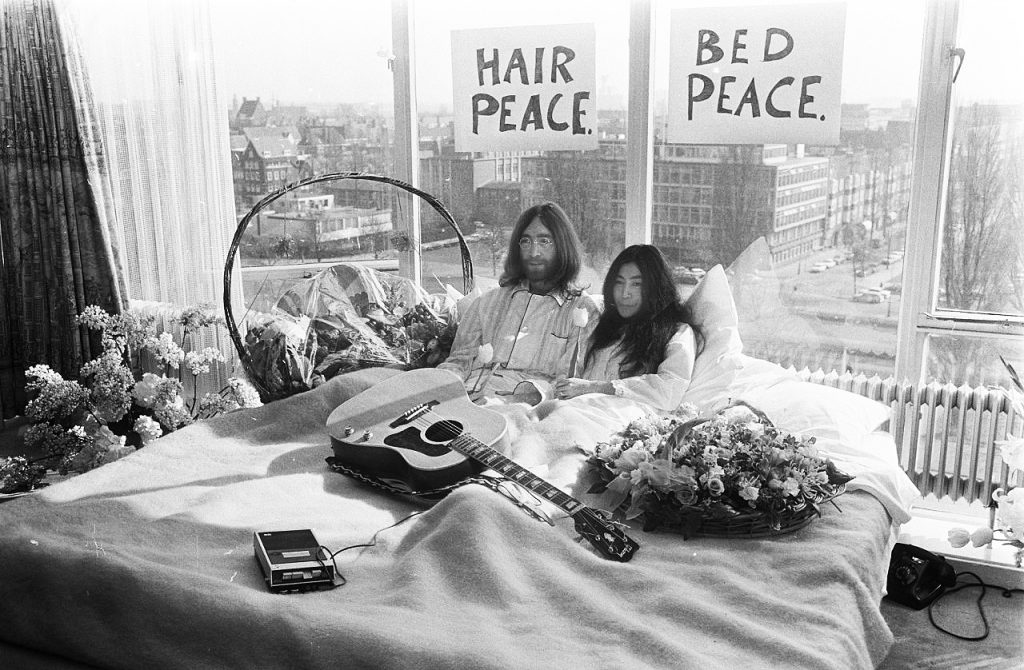 Yōko Ono: Yōko Ono and John Lennon, Bed-In for Peace, 1969, Amsterdam, Netherlands. Artsper Magazine.
