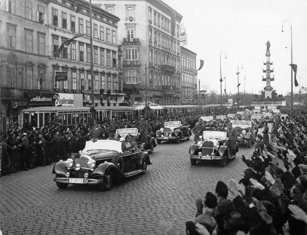 Broncia Koller-Pinell: Photograph of Austrian citizens gathered in Vienna on March 15, 1938, as Adolf Hitler enters to take over. Anne Frank House.
