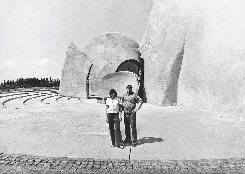 Ada Rybachuk: Ada Rybachuk with Vladimir Melnichenko in the Memory Park, 1968, Kyiv, Ukraine. Officiel online.
