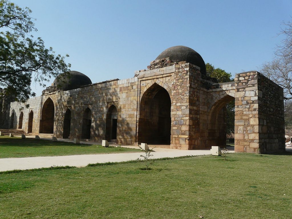 Qutub minar: Tomb of Ala ud-Dīn Khaljī. Photograph by Varun Shiv Kapur via Wikimedia Commons (CC-BY-SA-2.0).
