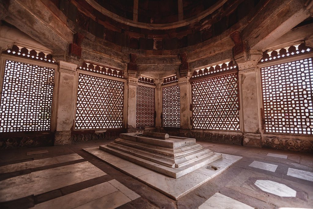Qutub minar: Tomb of Imam Zamin. Photograph by BazaNews via Wikimedia Commons (CC-BY-SA-3.0).
