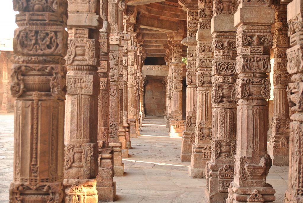 Qutub minar: Hindu carving on stone pillars of the Quwwat-ul-Islam Mosque. Photograph by Divya Gupta via Wikimedia Commons (CC-BY-SA-4.0).
