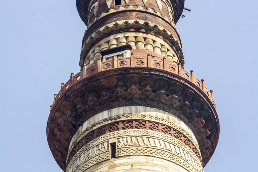 Qutub minar: Qutub Minar (detail). Photograph by Indrajit Das via Wikimedia Commons (CC-BY-SA-4.0).
