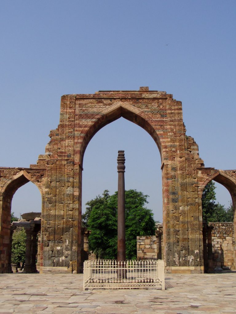 Qutub minar: Iron Pillar in the courtyard of the Quwwat-ul-Islam Mosque, Photograph by e1ther via Wikimedia Commons (CC-BY-2.0)
