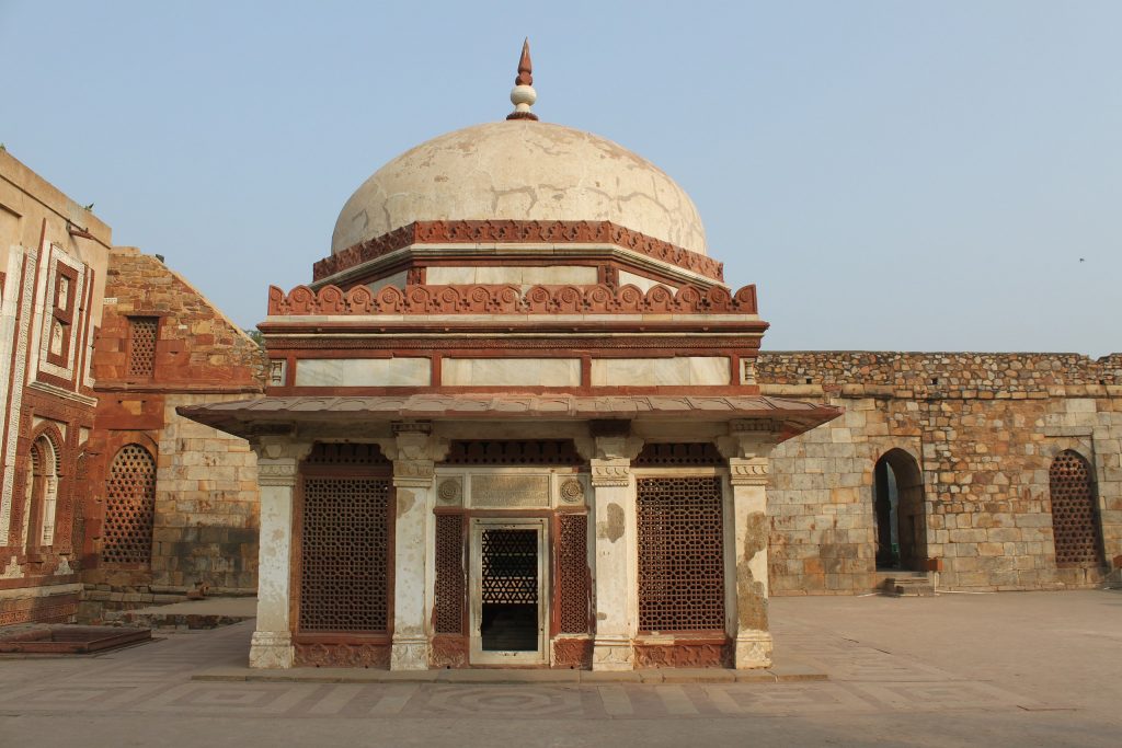 Qutub minar: Tomb of Iman Zamin (interior view). Photograph by Udit Kapoor via Wikimedia Commons (CC-BY-SA-4.0).
