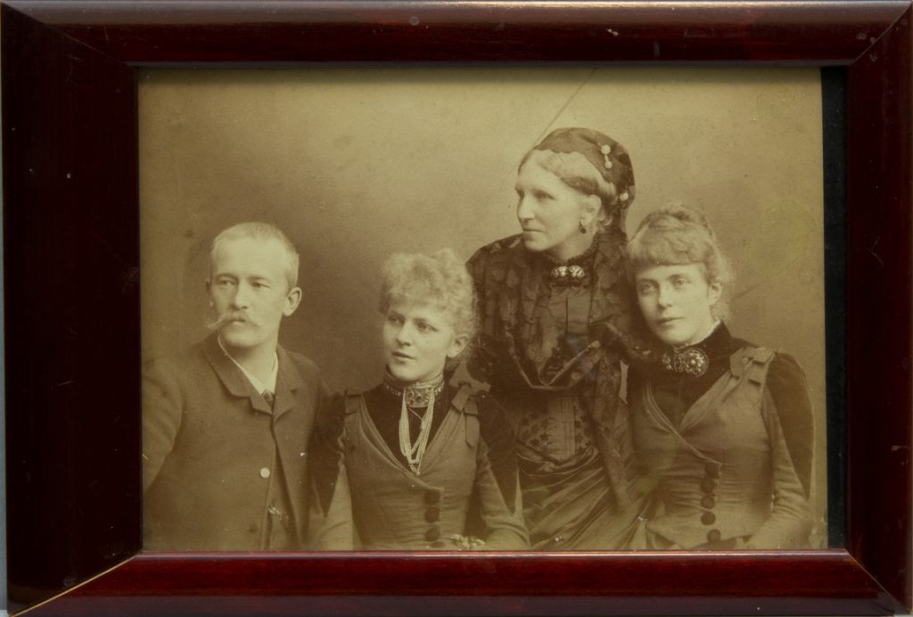 Anna Boberg: Photography portrait, group shot. From left to right: Ferdinand Boberg, Anna Scholander (fiancée F Boberg), Carin Scholander (mother of Anna and Ellen), and Ellen Scholander, 1886, Nationalmuseum, Stockholm, Sweden. Museum’s website.
