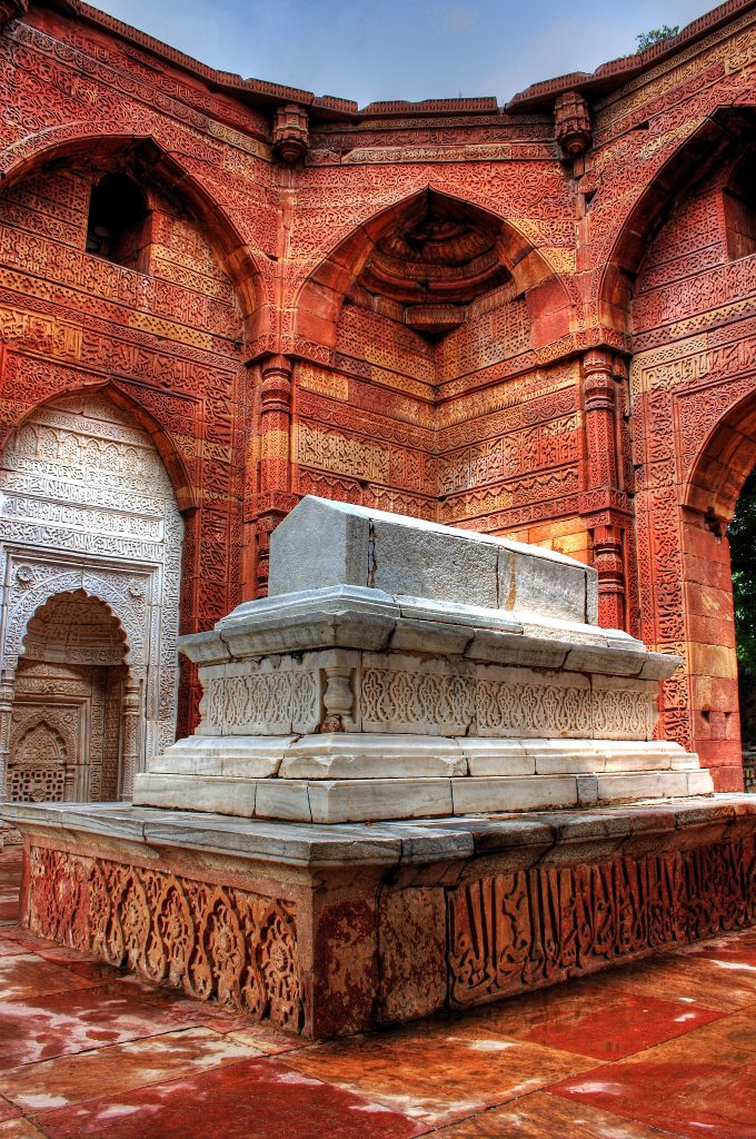 Qutub minar: View of the Tomb of Shams ud-Din Iltutmish. Photograph by Pallav.journo via Wikimedia Commons (CC-BY-SA-3.0).
