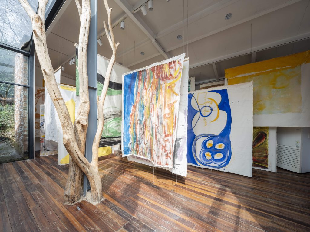 gwangju biennale artists: Vivian Suter, installation view of Untitled, oil paint, pigment, acrylics, and fish glue on canvas, 35 pieces. Supported by Pro Helvetia. Courtesy of the artist and Gwangju Biennale Foundation. Photo: glimworkers.
