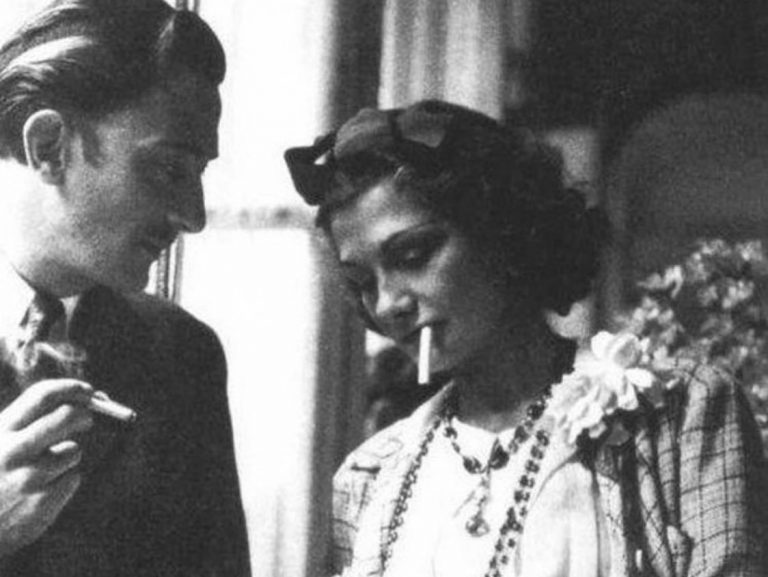dalí chanel friendship: Salvador Dali and Coco Chanel sharing a cigarette, 1938. Pinterest.
