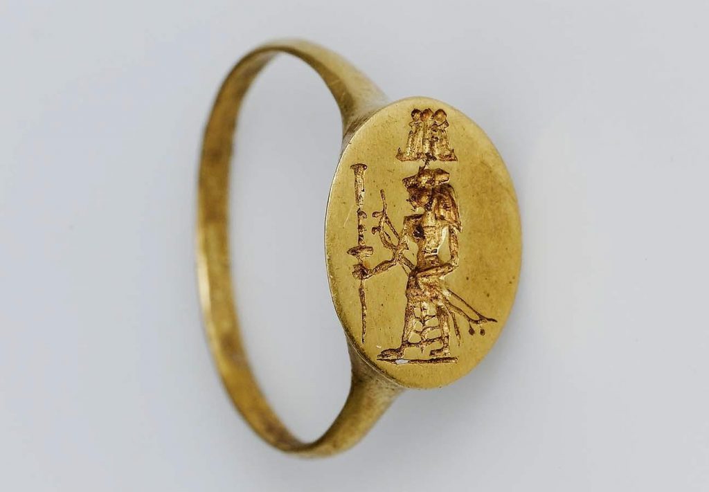Gold nubia: Gold Signet Ring, ca. 50 BCE to 40 BCE, Museum of Fine Arts, Boston, MA, USA.

