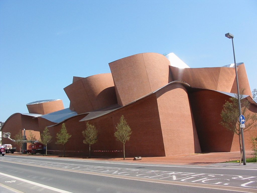 Frank Gehry: Frank Gehry, MARTa Herford, Herford, Germany. Photo by Wittekind via Wikimedia Commons (CC BY 2.0).
