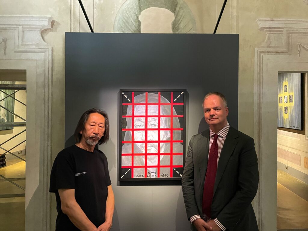 Wang Guangyi: Wang Guangyi and Eike Schmidt, 2023. Photo courtesy of the Uffizi Gallery.
