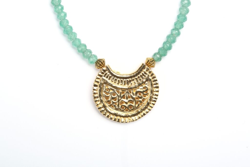 5 museum gift shops Berlin: Replica: Pendant Crescent Moon small, green agate necklace. Necklace with pendant inspired by a 6th-century earring, casted gold, perforated. Staatliche Museen zu Berlin Webshop.
