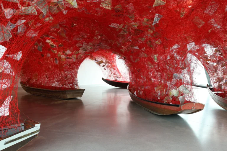 japanese contemporary artist: Chiharu Shiota, Across the River – Exhibition view © KÖNIG GALERIE, Chiharu Shiota and VG Bild-Kunst. Photo by Christan Redtenbacher.
