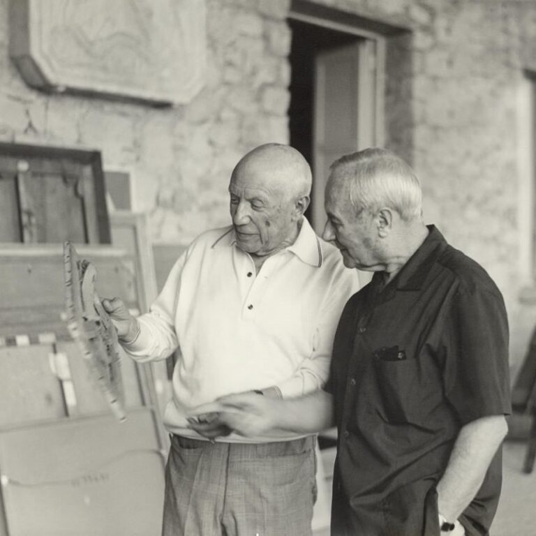 Miró and Picasso: Pablo Picasso and Joan Miró in Mougins, en 1967, Sucesión Pablo Picasso
