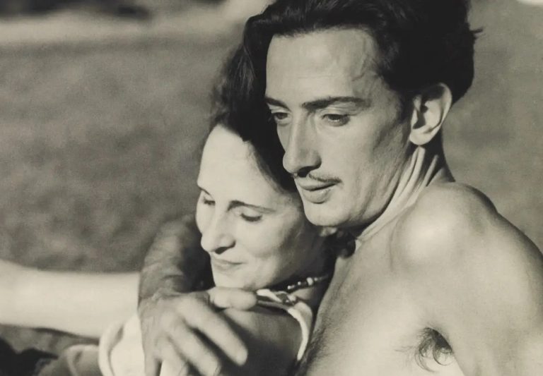 Dalí and Gala: Photograph of Salvador Dalí and Gala in Port Lligat, c. 1930. Artsper Magazine. Detail.
