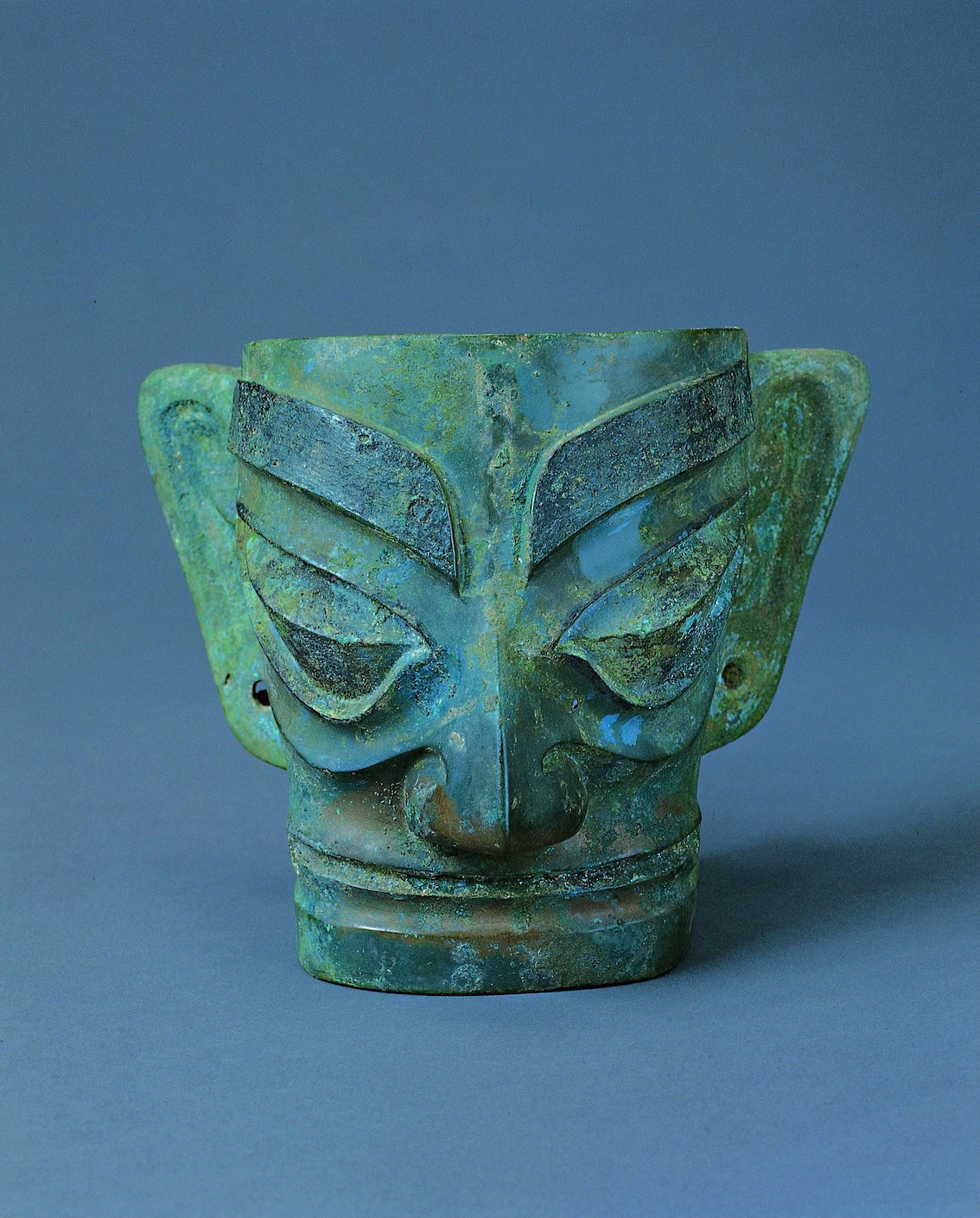 Sanxingdui bronze mask, ca.1600 - 1046 BCE, Sanxingdui Museum Gallery, Sichuan Province, China.