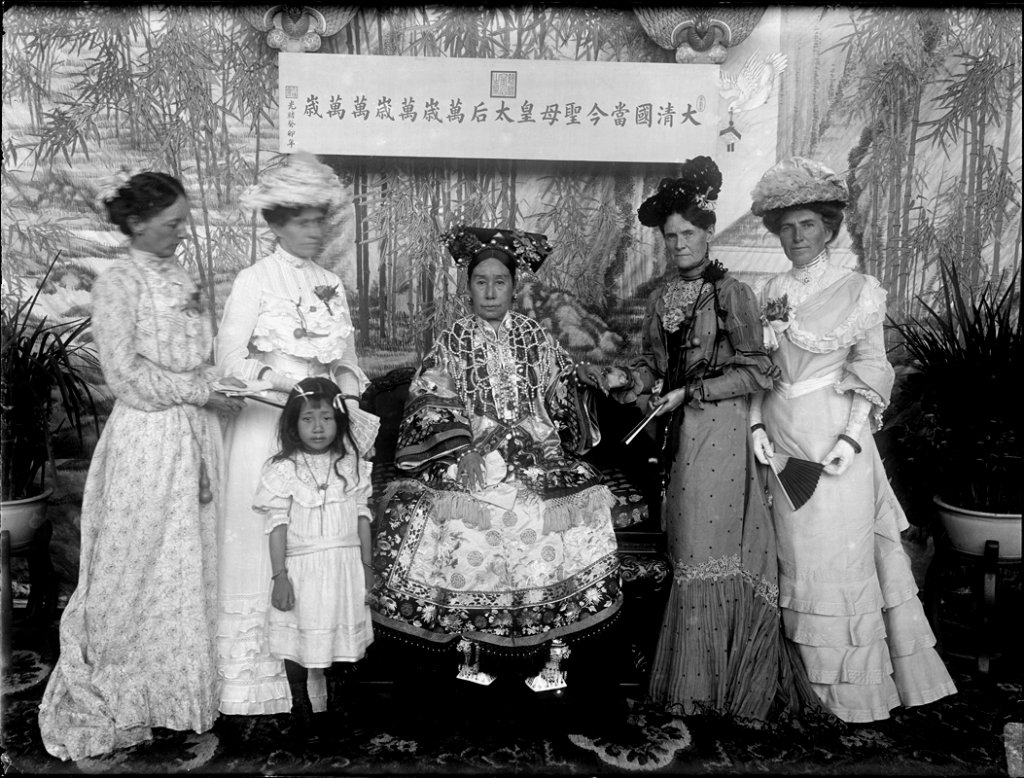 Portrait of Empress Dowager Cixi by Katharine Carl: Yu Xunling, The Empress Dowager Cixi with American envoys’ wives in Leshoutang, Summer Palace, Beijing, China, 1904, Smithsonian Institution, Washington, DC, USA.
