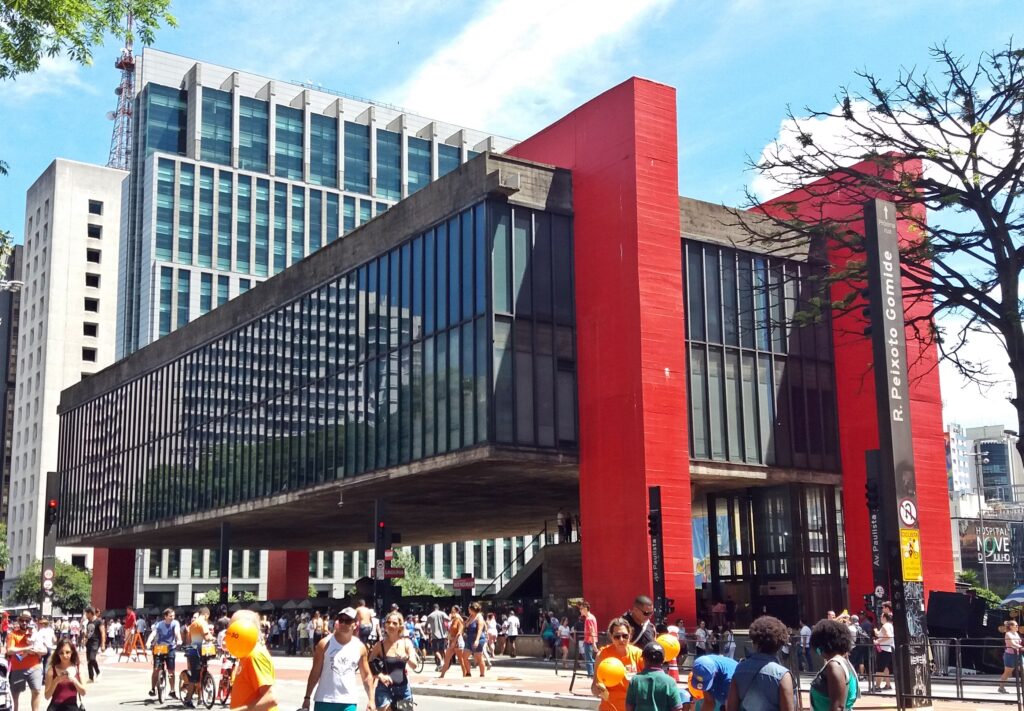 museum gifts: Lina Bo Bardi, MASP building, São Paulo, Brazil, phot. Naldo Arruda, Wikimedia, CC 2.0
