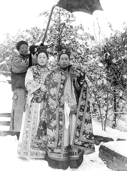 Portrait of Empress Dowager Cixi by Katharine Carl: Yu Xunling, The Empress Dowager Cixi accompanied by attendants, 1904, Smithsonian Institution, Washington, DC, USA.
