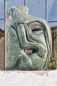 inuit art: Goota Ashoona, Tuniigusiia/The Gift, 2020, Verde Guatemala marble, Collection of the Winnipeg Art Gallery. Commissioned by The Manitoba Teachers’ Society on behalf of Manitoba’s public school teachers. WAG-Qaumajuq’s website.
