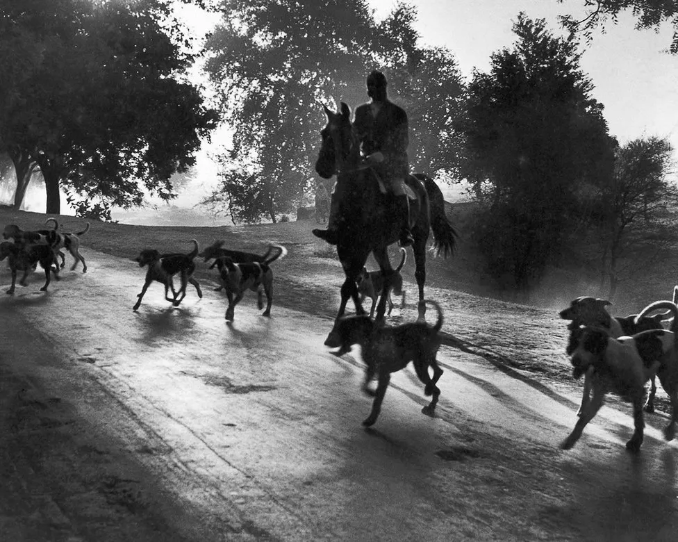 Homai Vyarawalla: Homai Vyarawalla, A Fox Hunt in Delhi Led by Col. Sahni., early 1940s, The Alkazi Foundation for the Arts, Delhi, India. Photograph by Homai Vyarawalla.
