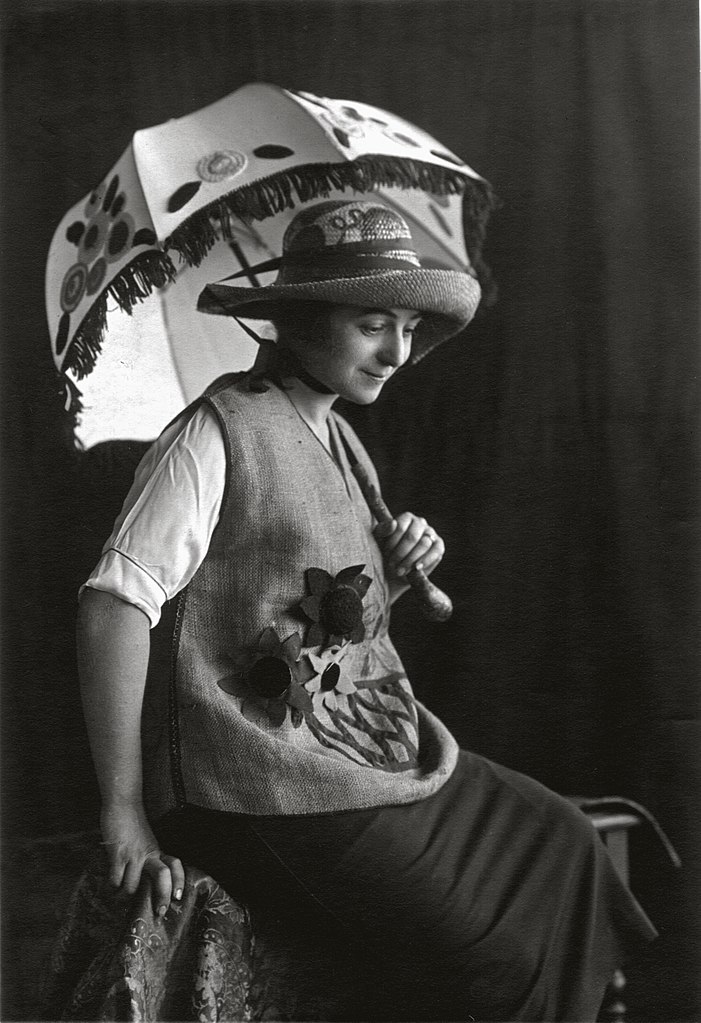 Sonia Robert Delaunay: Sonia Delaunay wearing her Casa Sonia creations, Madrid, c.1920. Wikimedia Commons (public domain).
