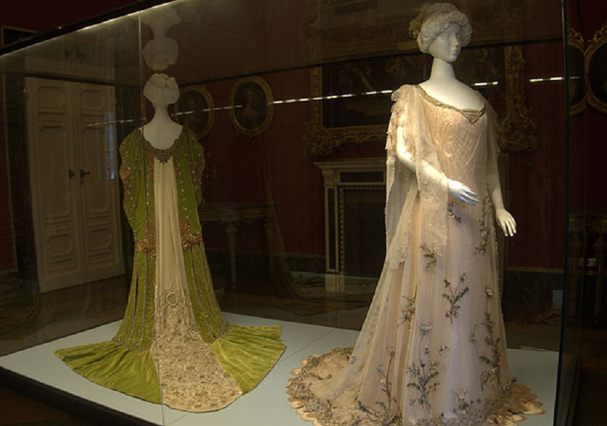 Rosa Genoni: Rosa Genoni, Mantello di Corte (left) and La Primavera dress (Evening gown) (right), 1906. Photograph of the display in the Pitti Palace, Florence, Italy.
