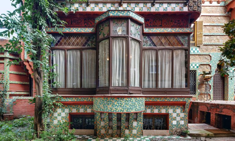 casa vicens: Antoni Gaudí, Casa Vicens, 1883-1888, Barcelona, Spain. Photo by Pol Viladoms via Wikimedia Commons (CC BY-SA 4.0). Detail.
