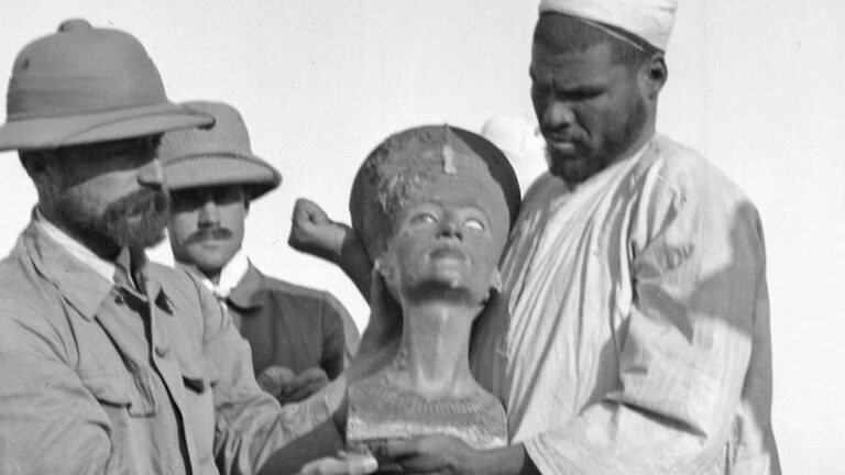 Bust of Nefertiti hoax: Hermann Ranke, Paul Hollander, and Mohammed es-Senussi with the bust of Nefertiti, 1912, Vorderasiatisches Museum, Staatliche Museen zu Berlin, Berlin, Germany. Detail. Egypt Museum.
