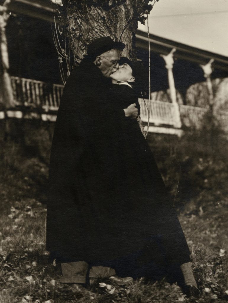 Georgia O'Keeffe and Alfred Stieglitz: Photograph of Alfred Stieglitz and Georgia O’Keeffe, 1929, Alfred Stieglitz/Georgia O’Keeffe Archive, Beinecke Rare Book and Manuscript Library, New Haven, CT, USA.
