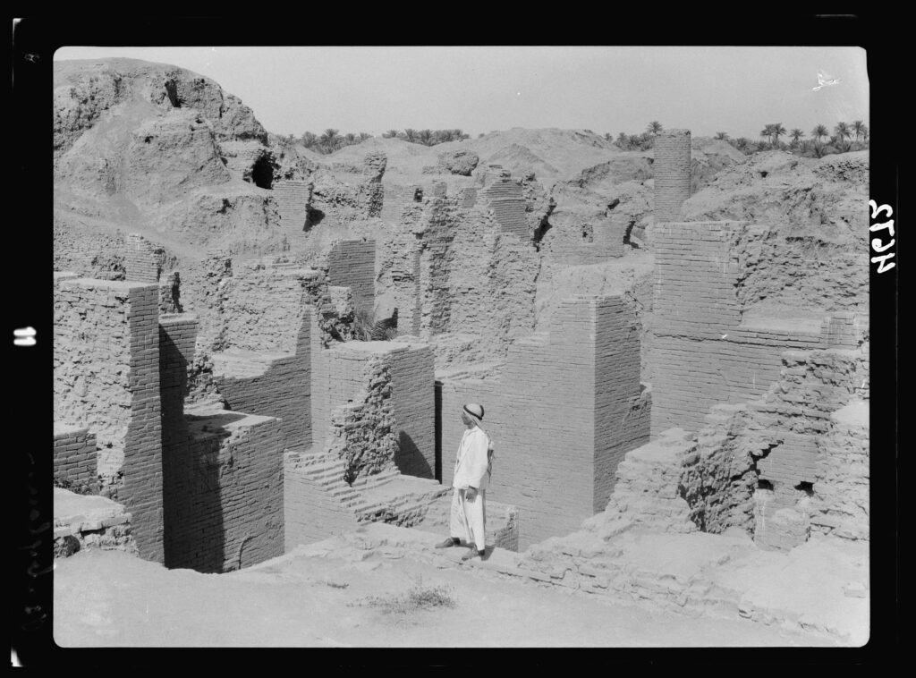 Ishtar gate babylon: Views of the ruins near the Ishtar gate in 1932, Library of Congress, Washington, DC, USA. Wikimedia Commons (public domain).
