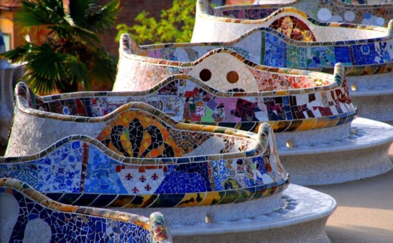 Park Güell: Antoni Gaudí, Theater bench, 1900–1914, Park Güell, Barcelona, Spain. Casa Batllo. Detail.
