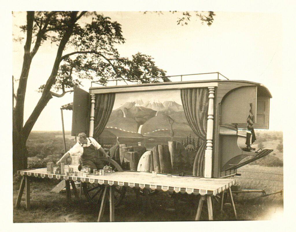 Grant Wood: Grant Wood painting an ice wagon in Stone City, Iowa, Archives of American Art, Washington, DC, USA.
