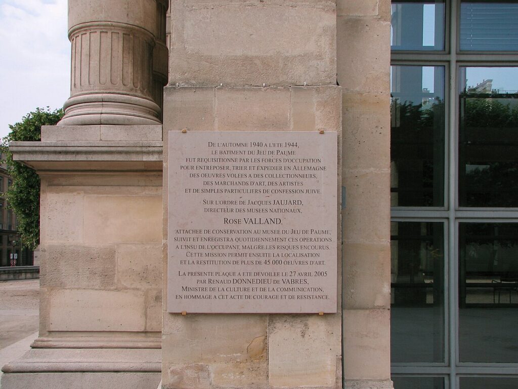 Rose Valland: Commemorative plate on the wall of the Jeu de Paume, Paris, France. Photograph by TCY via Wikimedia Commons (CC BY-SA 3.0).
