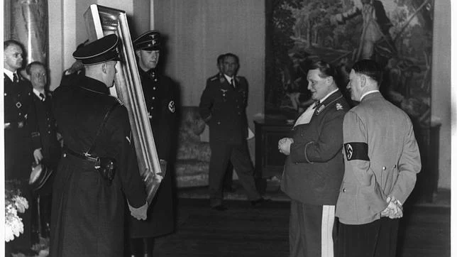 Rose Valland: Reichsmarschall Hermann Göring and Adolf Hitler admire a painting looted from a conquered territory. World Jewish Congress.
