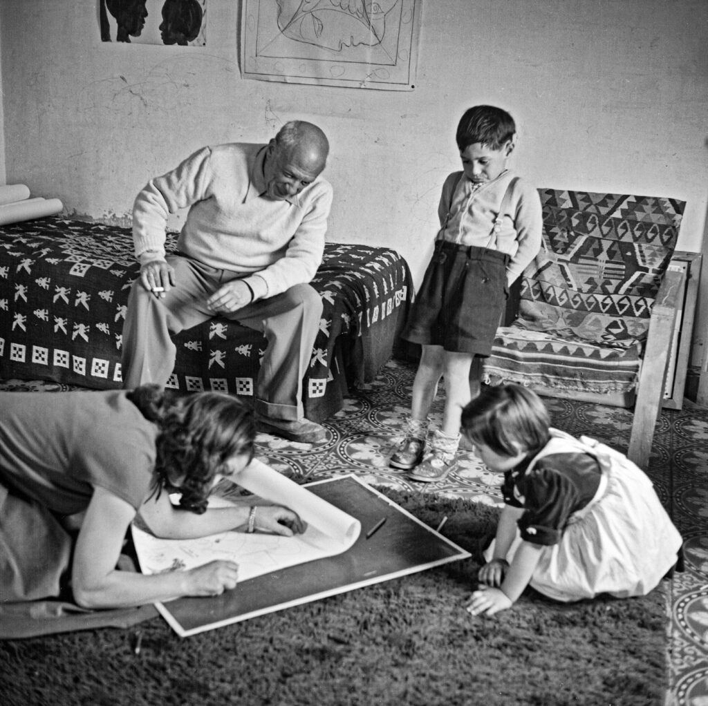 Claude Picasso: Pablo Picasso, Françoise Gilot, and their children Claude and Paloma drawing, La Galloise, Vallauris, 1953. Photograph by Edward Quinn. © Edward Quinn Archive.
