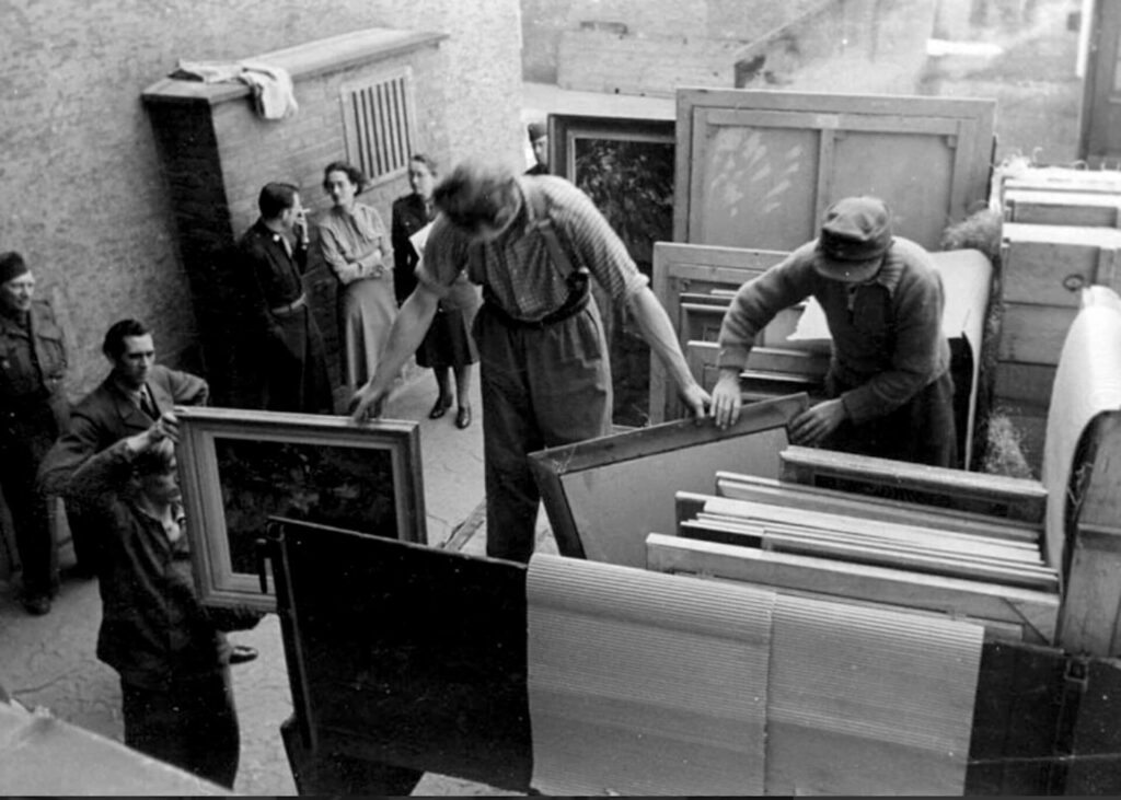 Rose Valland: Rose Valland, Edith Standen, and colleagues supervising the loading of recovered artworks. Christie’s.
