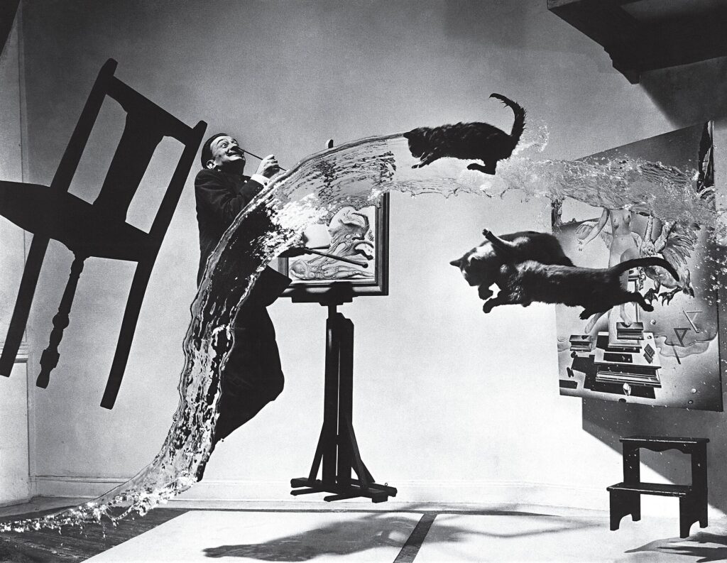 Salvador Dalí Philippe Halsman: Philippe Halsman, Dalí Atomicus, 1948. Wikimedia Commons (CC BY-SA 2.0).
