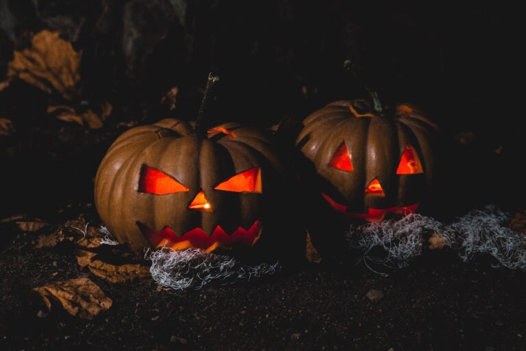 halloween aesthetics: Traditional halloween jack-o’-lanterns. The Greenman Review.
