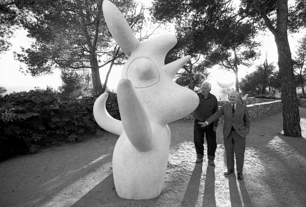 Miró United States: Calder and Joan Miró at the opening of Calder, Fondation Maeght, Saint-Paul-de-Vence, France, 1969.
Photograph by Ugo Mulas © Ugo Mulas Heirs. Calder Foundation.
