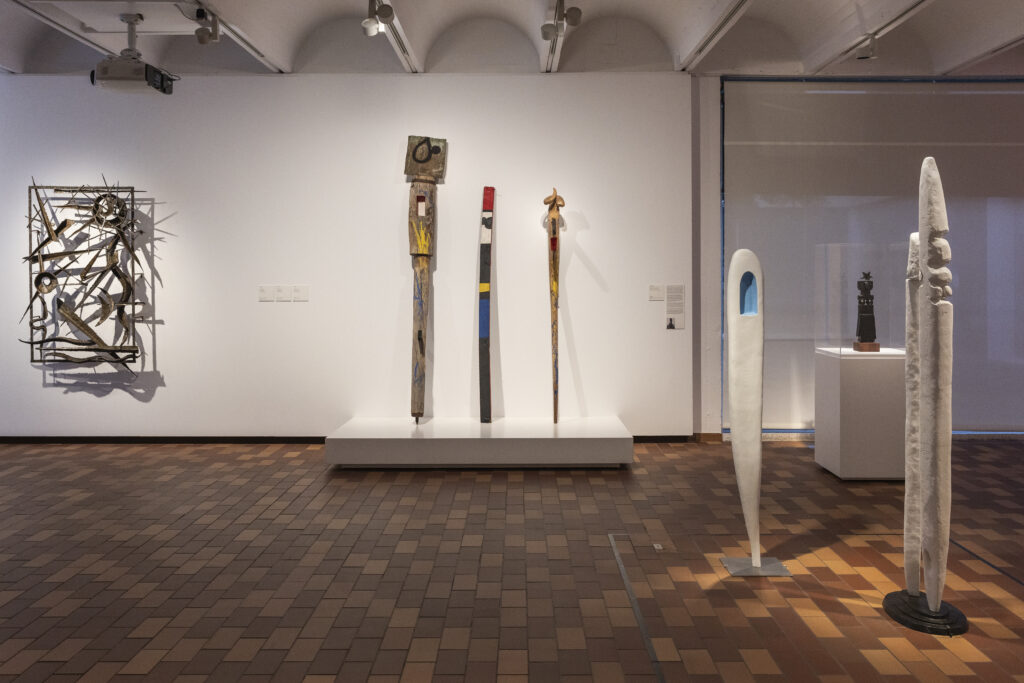 Miró United States: Rooms of the exhibition Miró and the United States. Curators Marko Daniel, Matthew Gale, and Dolors Rodriguez Roig. Artworks (from left to right): Herbert Ferber, The Sun, the Moon, and the Stars II, 1956; Joan Miró, His Majesty the King, His Highness the Prince, and Her Majesty the Queen, 1974; Louise Bourgeois, Untitled, 1947–1949, and Listening One, 1947; Louise Nevelson, Archaic Figure with a Star in Her Head, 1949–1950. Photo: Davide Camesasca. © Fundació Joan Miró.
