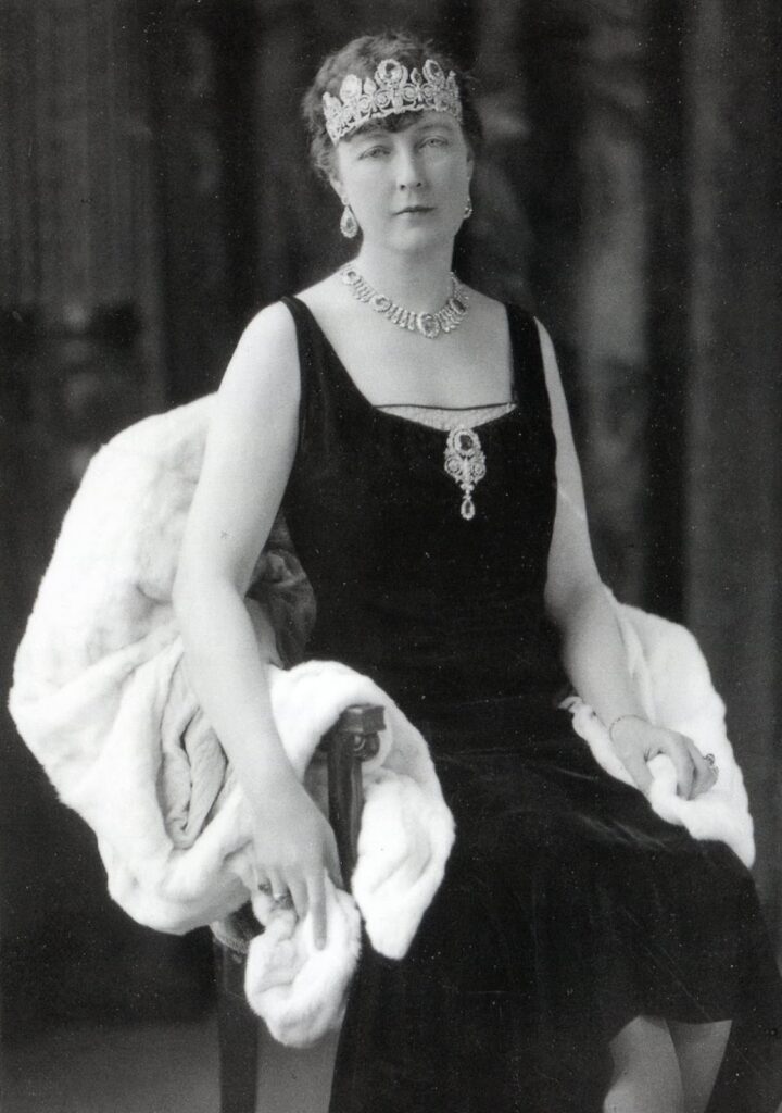 french crown jewels: Princess Isabelle of Orléans, Duchess of Guise, wearing the tiara, necklace, and brooch, 1920s. Wikimedia Commons (public domain).
