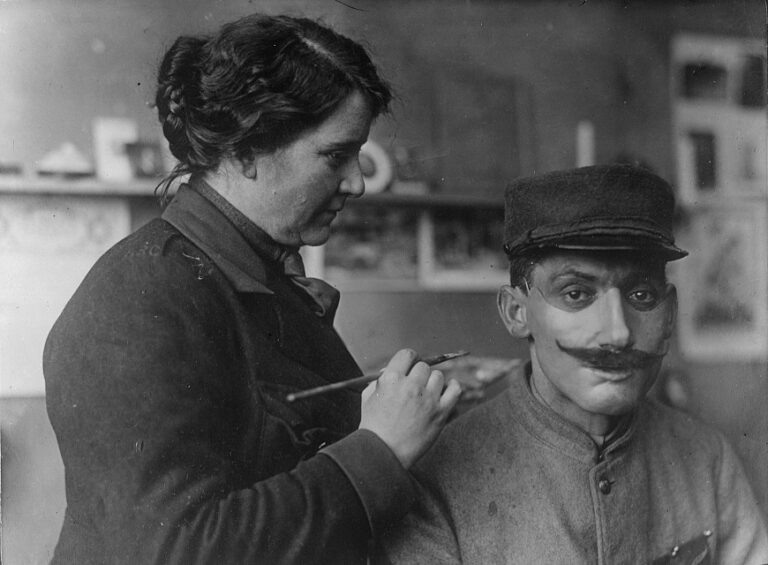 Anna Coleman Ladd: Anna Coleman Ladd working on portrait mask, 1918, Library of Congress, Washington, DC, USA. Library’s website.
