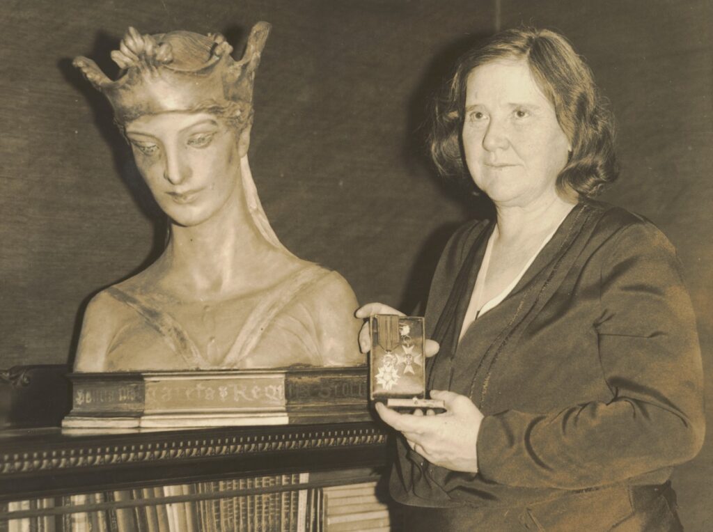 Anna Coleman Ladd: Anna Coleman Ladd with bust, showing her war medals, 1930, Archives of American Art, Washinton, DC, USA. Archive’s website.
&nbsp;
