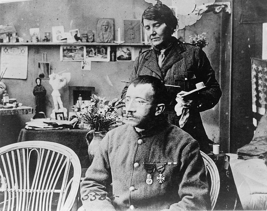 Anna Coleman Ladd: Anna Coleman Ladd and a soldier fitting one of her masks covering middle part of his face, France, 1918, Library of Congress, Washington, DC, USA. Library’s website.

