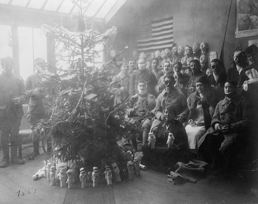 Anna Coleman Ladd: Ladd seated in the foreground, surrounded by her patients at her studio, Christmas Day, France, 1918, Library of Congress, Washington, DC, USA. Library’s website.
