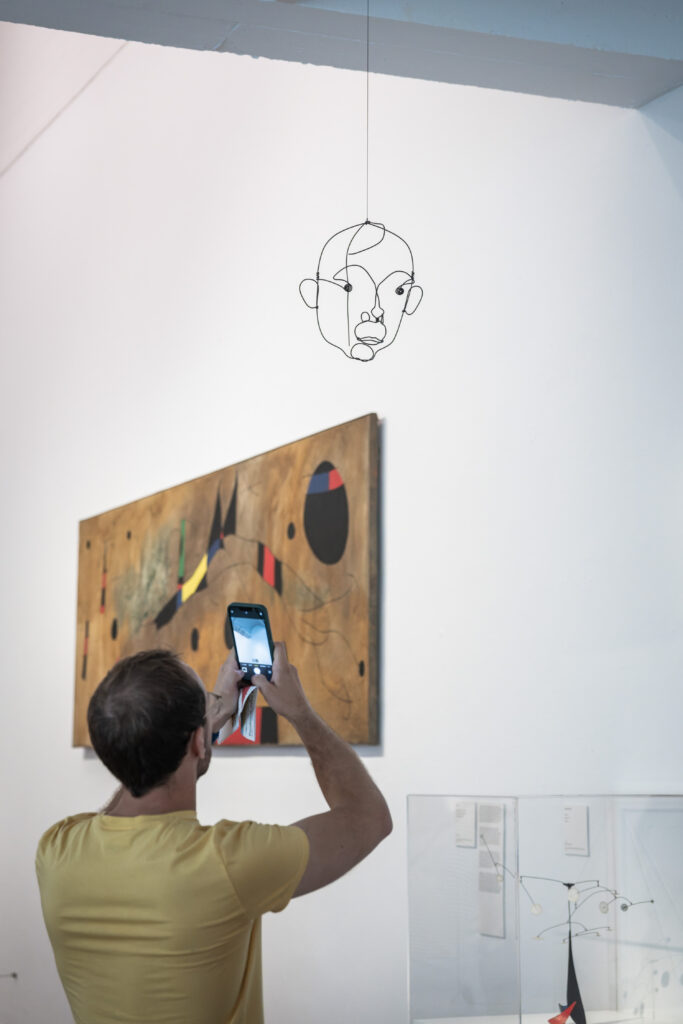 Miró United States: Rooms of the exhibition Miró and the United States. Curators Marko Daniel, Matthew Gale, and Dolors Rodriguez Roig. Artworks (from top to bottom) Alexander Calder, Joan Miró, c. 1930; Joan Miró, Mural
(Mural Painting), 1961. Photo: Davide Camesasca. © Fundació Joan Miró. Press materials.
