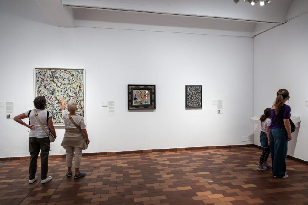 Miró United States: Rooms of the exhibition Miró and the United States. Curators Marko Daniel, Matthew Gale, and Dolors Rodriguez Roig. Artworks from left to right: Jackson Pollock, Eyes in the Heat, 1946; Joan Miró, Femme et oiseaux, 1940; Lee Krasner, Untitled [Little Image Painting], 1947–1948. Photo: Davide Camesasca. © Fundació Joan Miró. Press materials.
